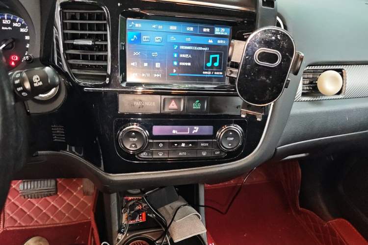 Used Mitsubishi Outlander 2014 2.4L 4x4 Deluxe Value Edition 5 Seats Audio And AC Panel
