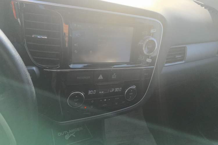 Used Mitsubishi Outlander 2014 2.4L 4x4 Deluxe Value Edition 5 Seats Audio And AC Panel