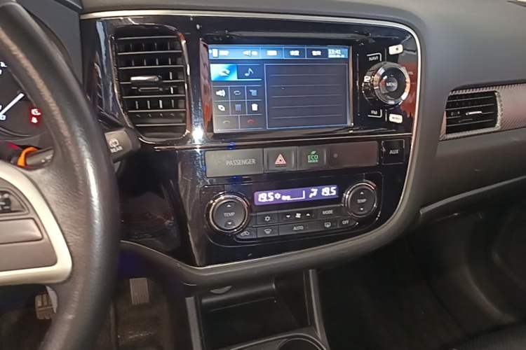 Used Mitsubishi Outlander 2014 2.4L 4x4 Deluxe Value Edition 7 Seats Audio And AC Panel