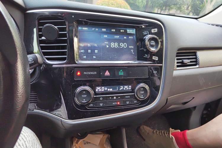 Used Mitsubishi Outlander 2014 2.4L 4x4 Deluxe Value Edition 7 Seats Audio And AC Panel