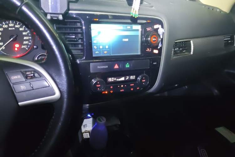 Used Mitsubishi Outlander 2014 2.4L 4x4 Deluxe Value Edition 5 Seats Audio And AC Panel