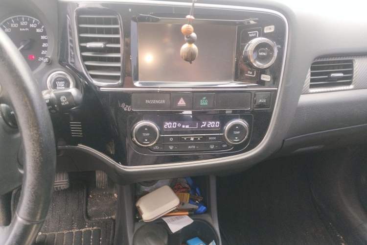 Used Mitsubishi Outlander 2014 2.4L 4x4 Deluxe Value Edition 5 Seats Audio And AC Panel