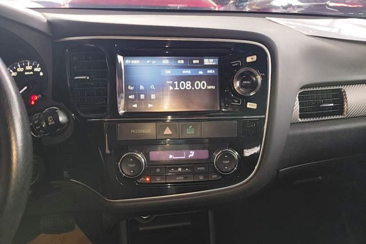 Used Mitsubishi Outlander 2014 2.4L 4x4 Deluxe Value Edition 5 Seats Audio And AC Panel