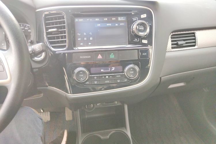 Used Mitsubishi Outlander 2014 2.4L 4x4 Deluxe Value Edition 7 Seats Audio And AC Panel