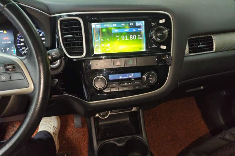 Used Mitsubishi Outlander 2014 2.4L 4x4 Deluxe Value Edition 7 Seats Audio And AC Panel