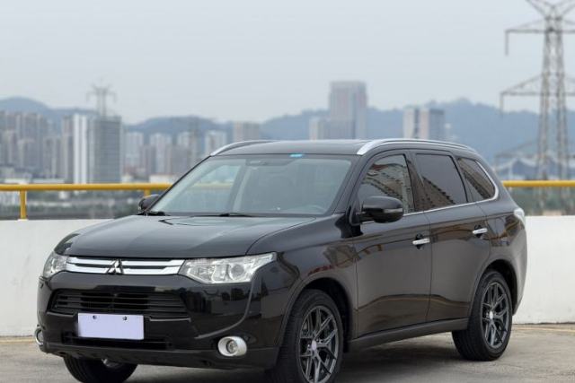 Used Mitsubishi Outlander 2014 2.4L 4x4 Deluxe Value Edition 7 Seats