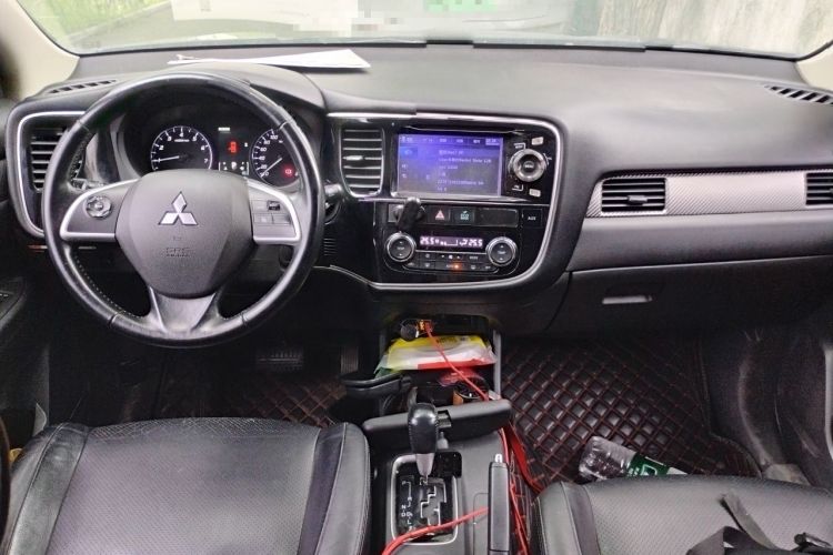 Used Mitsubishi Outlander 2014 2.4L 4x4 Deluxe Value Edition 5 Seats Center Console