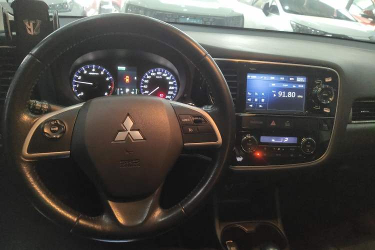 Used Mitsubishi Outlander 2014 2.4L 4x4 Deluxe Value Edition 7 Seats Center Console