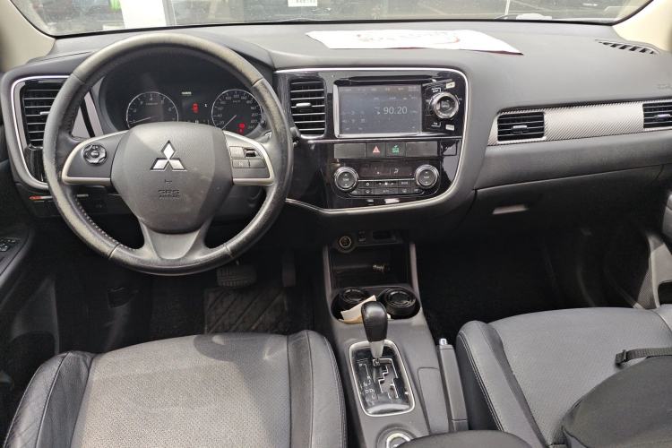 Used Mitsubishi Outlander 2014 2.4L 4x4 Deluxe Value Edition 7 Seats Center Console