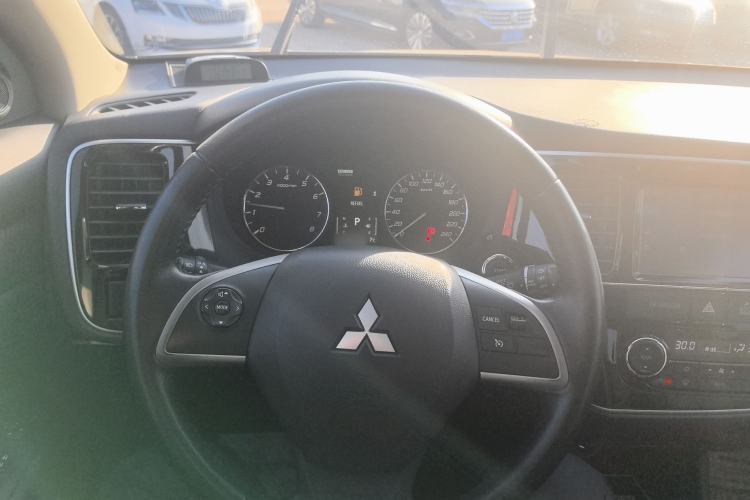 Used Mitsubishi Outlander 2014 2.4L 4x4 Deluxe Value Edition 5 Seats Center Console