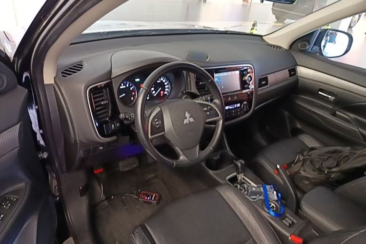 Used Mitsubishi Outlander 2014 2.4L 4x4 Deluxe Value Edition 7 Seats Center Console