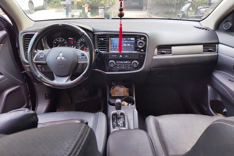 Used Mitsubishi Outlander 2014 2.4L 4x4 Deluxe Value Edition 7 Seats Center Console