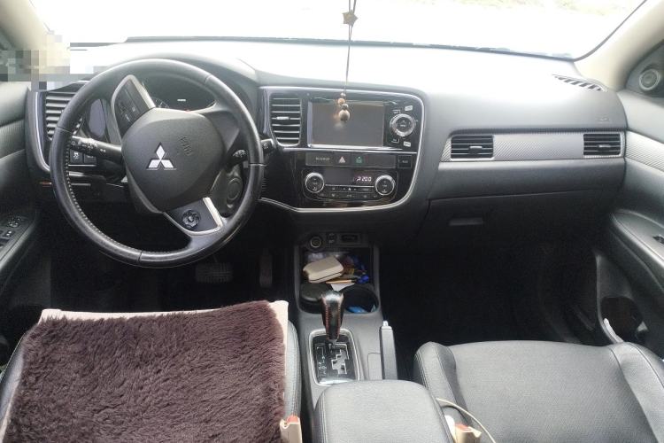 Used Mitsubishi Outlander 2014 2.4L 4x4 Deluxe Value Edition 5 Seats Center Console