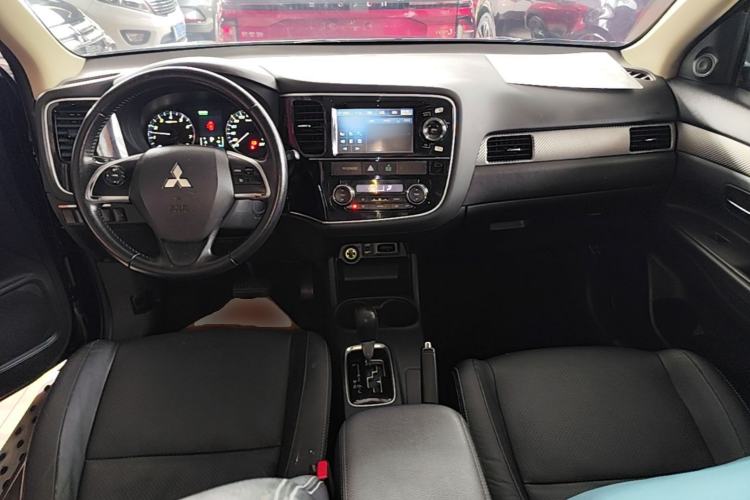 Used Mitsubishi Outlander 2014 2.4L 4x4 Deluxe Value Edition 5 Seats Center Console