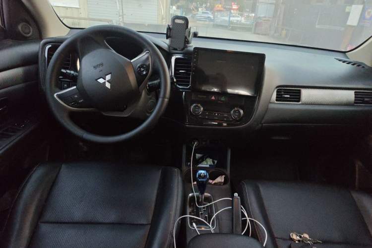 Used Mitsubishi Outlander 2014 2.4L 4x4 Deluxe Value Edition 7 Seats Center Console