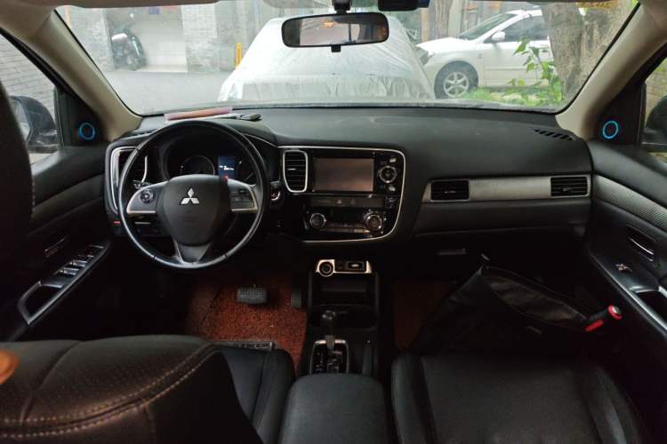 Used Mitsubishi Outlander 2014 2.4L 4x4 Deluxe Value Edition 7 Seats Center Console