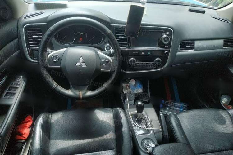 Used Mitsubishi Outlander 2014 2.4L 4x4 Deluxe Value Edition 7 Seats Center Console