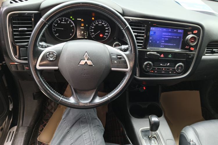 Used Mitsubishi Outlander 2014 2.4L 4x4 Deluxe Value Edition 5 Seats Center Console
