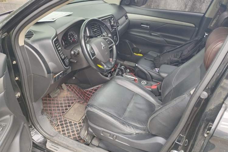 Used Mitsubishi Outlander 2014 2.4L 4x4 Deluxe Value Edition 5 Seats Driver Seat
