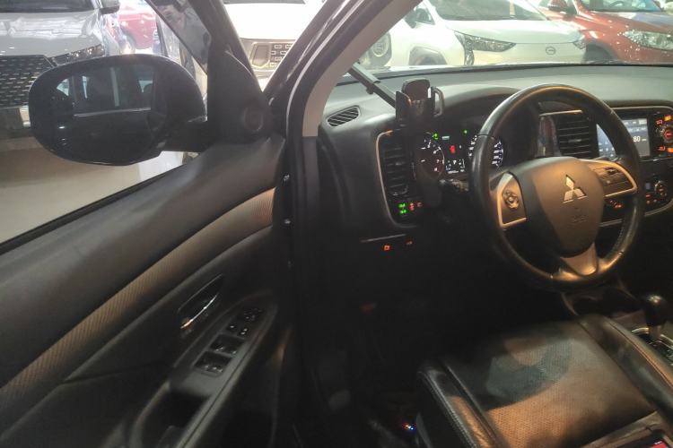 Used Mitsubishi Outlander 2014 2.4L 4x4 Deluxe Value Edition 7 Seats Driver Seat