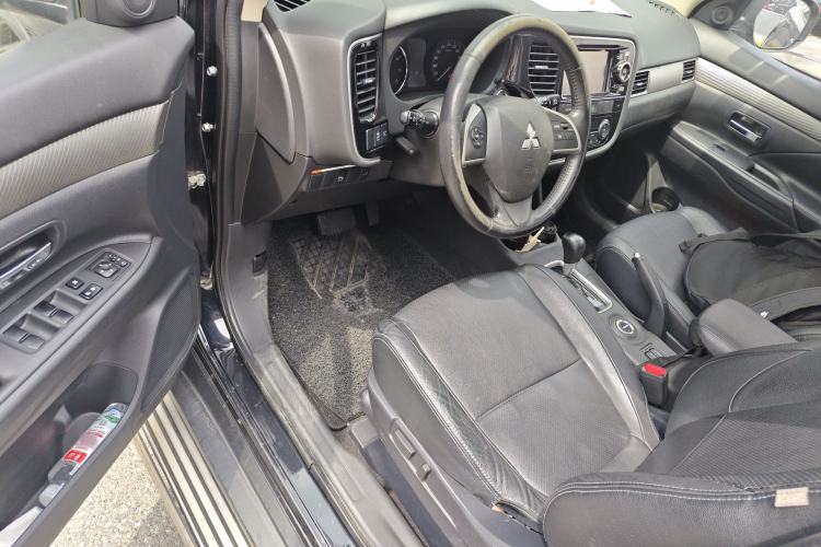 Used Mitsubishi Outlander 2014 2.4L 4x4 Deluxe Value Edition 7 Seats Driver Seat