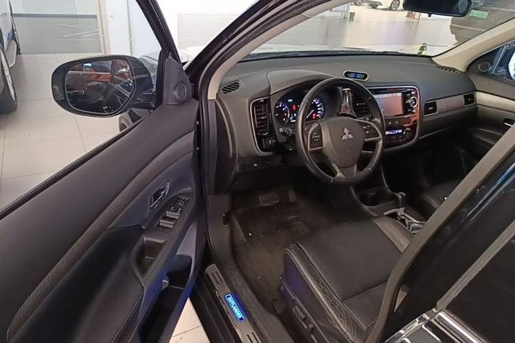 Used Mitsubishi Outlander 2014 2.4L 4x4 Deluxe Value Edition 7 Seats Driver Seat