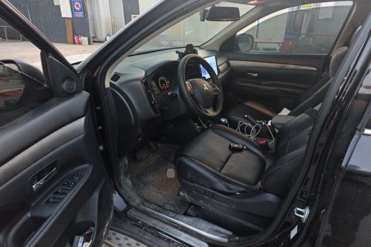 Used Mitsubishi Outlander 2014 2.4L 4x4 Deluxe Value Edition 7 Seats Driver Seat