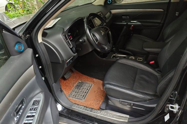 Used Mitsubishi Outlander 2014 2.4L 4x4 Deluxe Value Edition 7 Seats Driver Seat