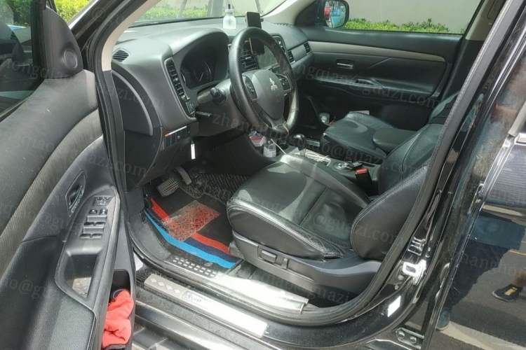 Used Mitsubishi Outlander 2014 2.4L 4x4 Deluxe Value Edition 7 Seats Driver Seat