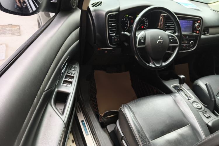 Used Mitsubishi Outlander 2014 2.4L 4x4 Deluxe Value Edition 5 Seats Driver Seat