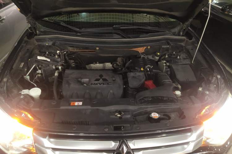 Used Mitsubishi Outlander 2014 2.4L 4x4 Deluxe Value Edition 7 Seats Engine Bay