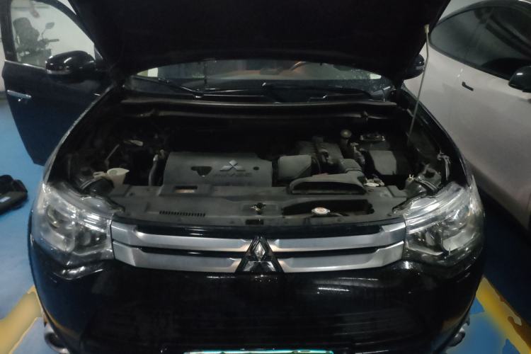 Used Mitsubishi Outlander 2014 2.4L 4x4 Deluxe Value Edition 5 Seats Engine Bay