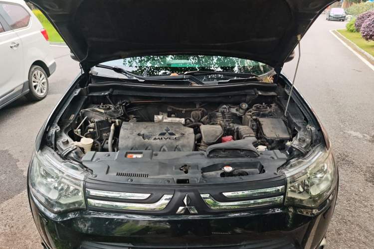Used Mitsubishi Outlander 2014 2.4L 4x4 Deluxe Value Edition 5 Seats Engine Bay