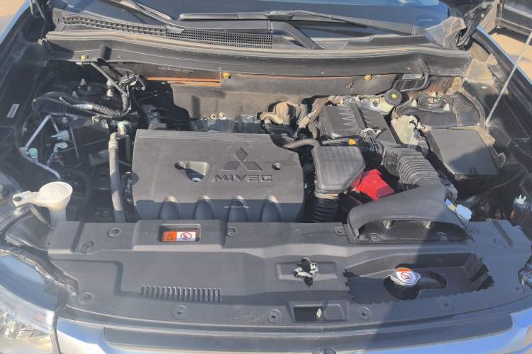 Used Mitsubishi Outlander 2014 2.4L 4x4 Deluxe Value Edition 5 Seats Engine Bay