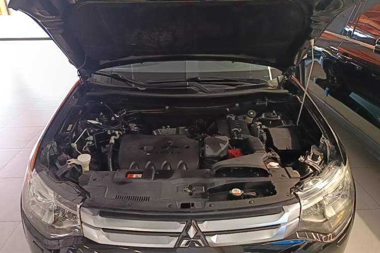 Used Mitsubishi Outlander 2014 2.4L 4x4 Deluxe Value Edition 7 Seats Engine Bay