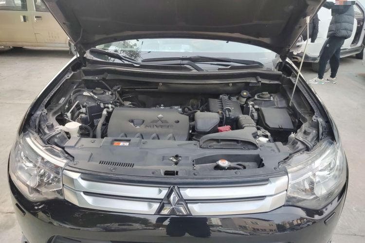 Used Mitsubishi Outlander 2014 2.4L 4x4 Deluxe Value Edition 7 Seats Engine Bay