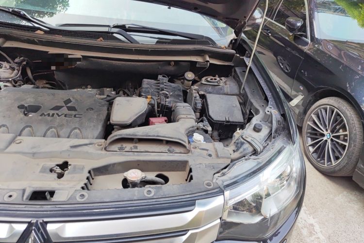 Used Mitsubishi Outlander 2014 2.4L 4x4 Deluxe Value Edition 7 Seats Engine Bay Left