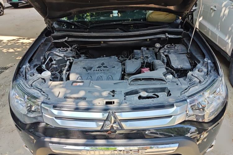 Used Mitsubishi Outlander 2014 2.4L 4x4 Deluxe Value Edition 5 Seats Engine Bay