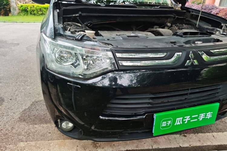 Used Mitsubishi Outlander 2014 2.4L 4x4 Deluxe Value Edition 5 Seats Engine Bay Right