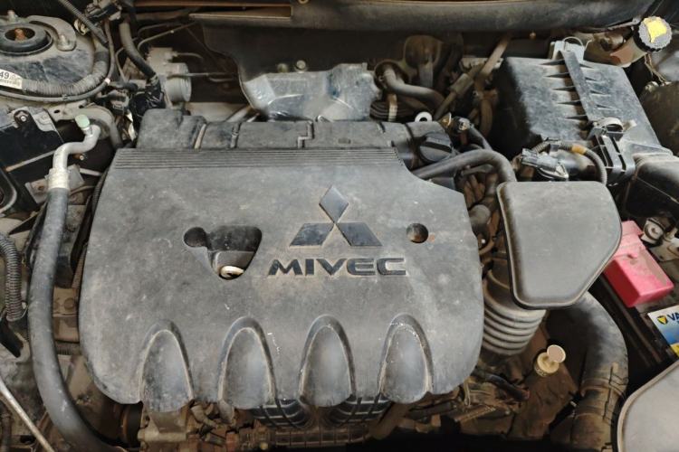 Used Mitsubishi Outlander 2014 2.4L 4x4 Deluxe Value Edition 7 Seats Engine Bay