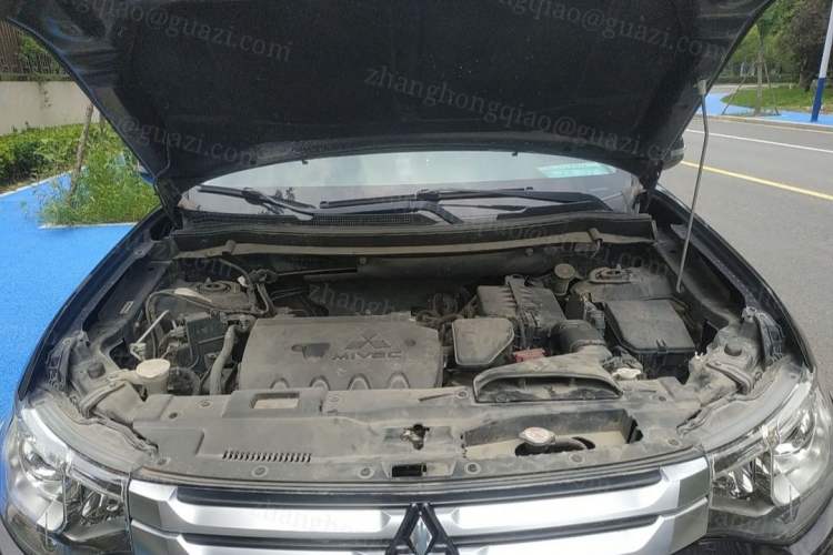 Used Mitsubishi Outlander 2014 2.4L 4x4 Deluxe Value Edition 7 Seats Engine Bay