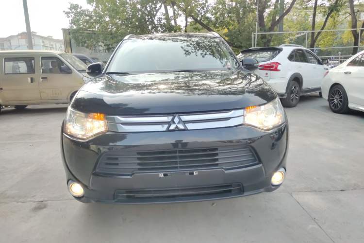 Used Mitsubishi Outlander 2014 2.4L 4x4 Deluxe Value Edition 7 Seats Exterior 1