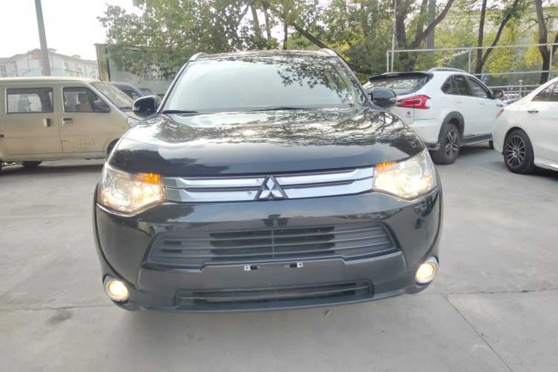Used Mitsubishi Outlander 2014 2.4L 4x4 Deluxe Value Edition 7 Seats Exterior 1