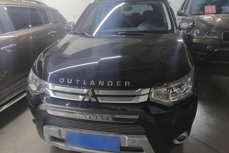 Used Mitsubishi Outlander 2014 2.4L 4x4 Deluxe Value Edition 5 Seats Exterior 1