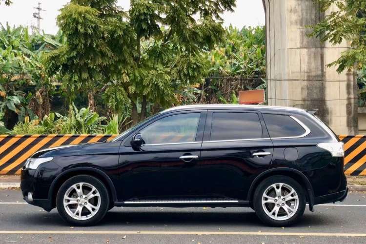 Used Mitsubishi Outlander 2014 2.4L 4x4 Deluxe Value Edition 5 Seats Exterior 2