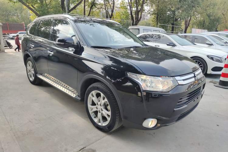 Used Mitsubishi Outlander 2014 2.4L 4x4 Deluxe Value Edition 7 Seats Exterior 2