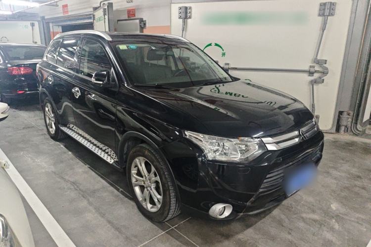 Used Mitsubishi Outlander 2014 2.4L 4x4 Deluxe Value Edition 7 Seats Exterior 2