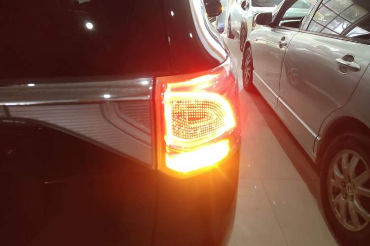 Used Mitsubishi Outlander 2014 2.4L 4x4 Deluxe Value Edition 7 Seats Exterior 3