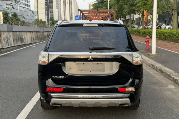 Used Mitsubishi Outlander 2014 2.4L 4x4 Deluxe Value Edition 5 Seats Exterior 3