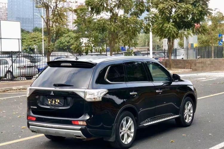 Used Mitsubishi Outlander 2014 2.4L 4x4 Deluxe Value Edition 5 Seats Exterior 3